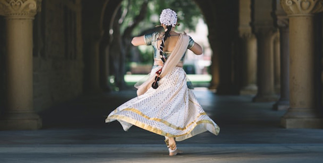 Dançarina indiana vestida com roupas temáticas