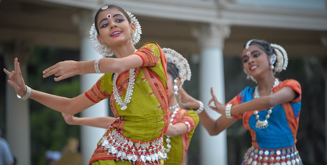 Meninas indianas dançando em um festival