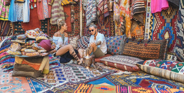 Casal de turistas conversando numa tenda na Turquia
